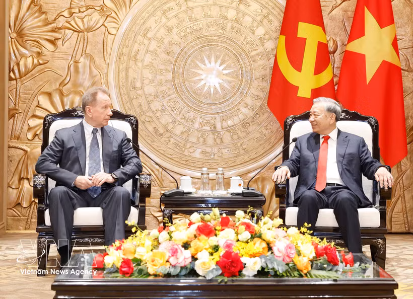 Le secrétaire général du Parti communiste du Vietnam et président de la République, To Lam (droite), et le directeur de la Garde nationale de Russie, Viktor Zolotov. Photo: VNA