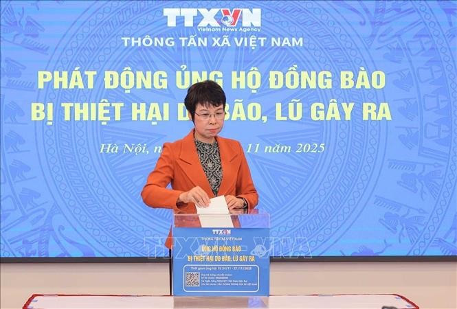 La directrice générale de la VNA, Vu Viet Trang, apporte son soutien aux populations sinistrées. Photo : VNA