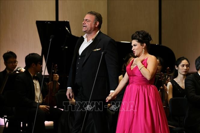 Le soprano Joseph Calleja et la soprano Kathryn Lewek au concert. Photo: VNA