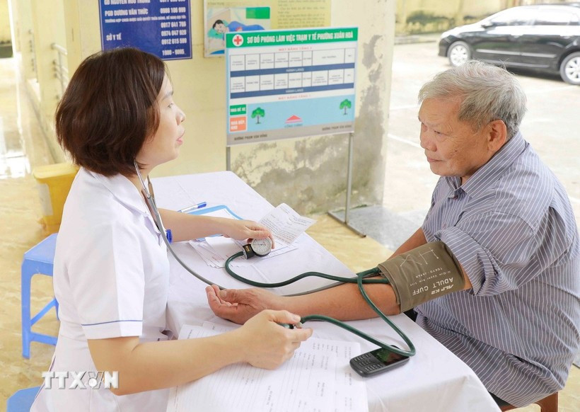 Consultations médicales gratuites pour les personnes âgées au centre de santé du quartier de Xuan Hoa, ville de Phuc Yen, province de Vinh Phuc. Photo : VNA 