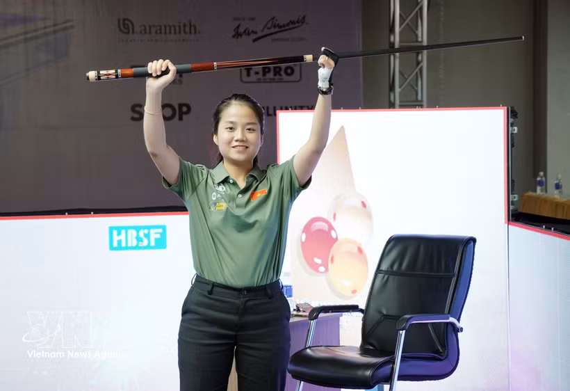 Nguyen Duc Yen Sinh remporte le titre de champion dans la catégorie carambole 3 bandes féminine lors des 14es Championnats d'Asie de billard carambole. Photo: VNA