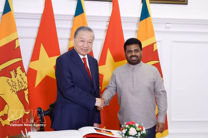 Le secrétaire général du Parti communiste du Vietnam et président de la République, Tô Lâm, (gauche) et le président sri-lankais Anura Kumara Dissanayake. Photo : VNA