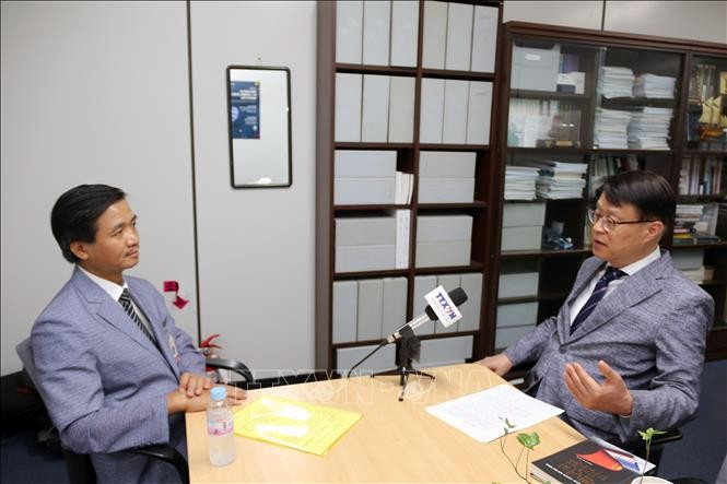 Le professeur Choe Won Gi, directeur du Centre d'études sur l'ASEAN et l'Inde à l'Académie diplomatique nationale de République de Corée (Korea National Diplomatic Academy - KNDA), répond à une interview de la VNA. Photo: VNA 