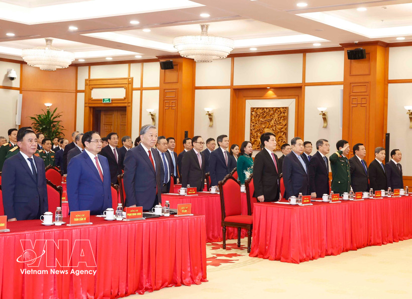 Le secrétaire général To Lam et les délégués procèdent à la levée du drapeau national. Photo : VNA