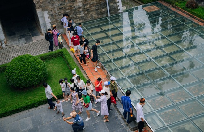 Les touristes visitent la Cité impériale de Thang Long. Photo: VNA