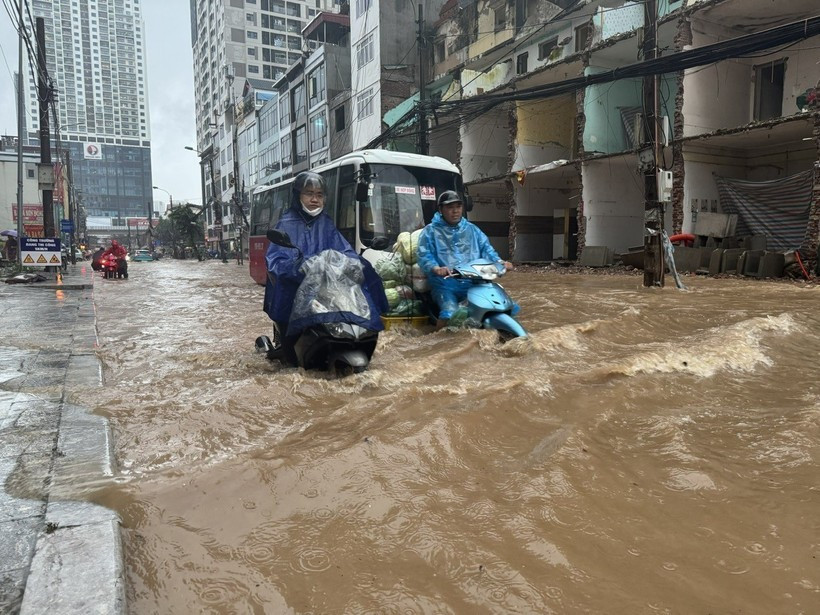 Inondations dans la rue Nguyen Tuan à Hanoï le 26 août au matin. Photo : VNA