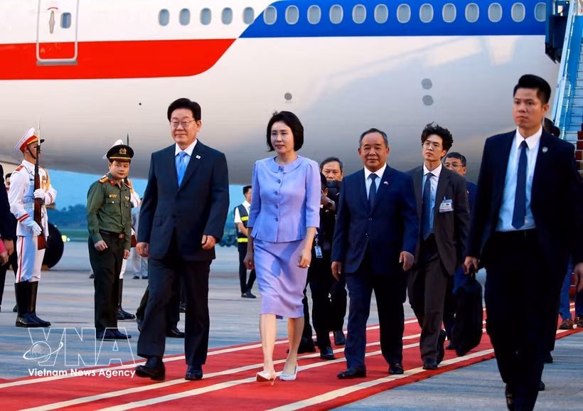 Le président sud-coréen Lee Jae Myung et son épouse arrivent à Hanoï, entamant une visite d’État au Vietnam. Photo: VNA