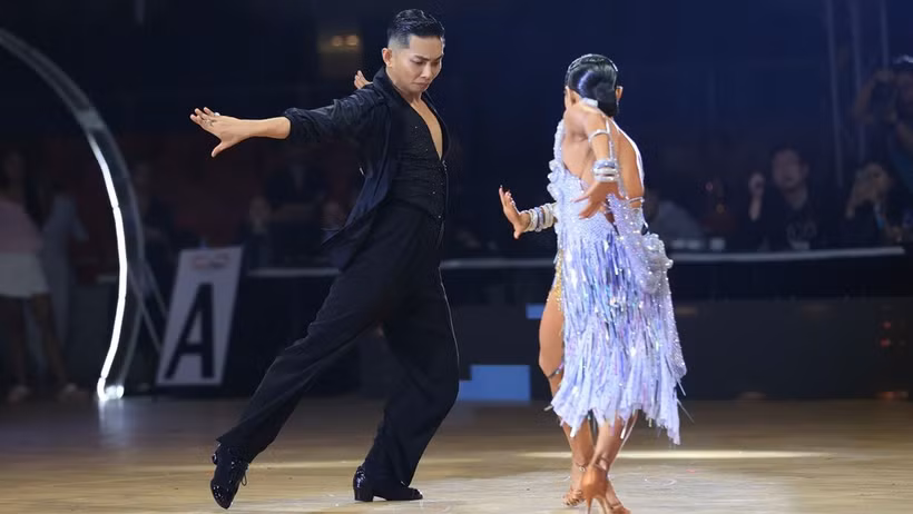 Performance de Phan Hien et Thu Huong en samba. Photo : nhandan.vn