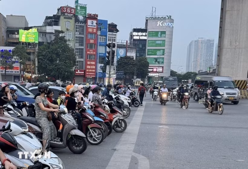 Hanoï établit une feuille de route progressive qui débutera par une phase pilote en juillet 2026 dans neuf quartiers situés à l'intérieur du périphérique n°1. Photo: VNA