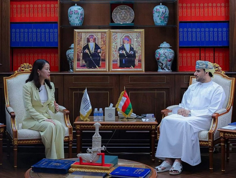 La vice-ministre des Affaires étrangères, Nguyên Minh Hang, rencontre Sheikh Faisal Abdullah Al Rawas, président de la Chambre de commerce et d’industrie d’Oman (OCCI). Photo: VNA