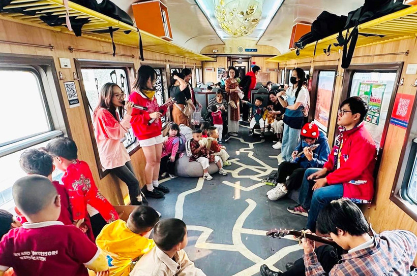 Le premier train expérimental, enrichi d'activités culturelles, est déjà circulé entre les gares de Hanoï et Gia Lâm lors du Festival de design créatif de Hanoï 2023. Photo: hanoimoi.vn