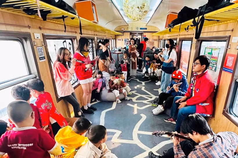 Le premier train expérimental, enrichi d'activités culturelles, est déjà circulé entre les gares de Hanoï et Gia Lâm lors du Festival de design créatif de Hanoï 2023. Photo: hanoimoi.vn