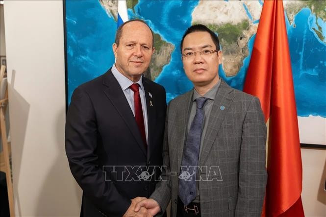 Le conseiller commercial de l'ambassade du Vietnam en Israël, Le Thai Hoa (droite), et Nir Barkat, ministre israélien de l'Économie et de l'Industrie. Photo : VNA