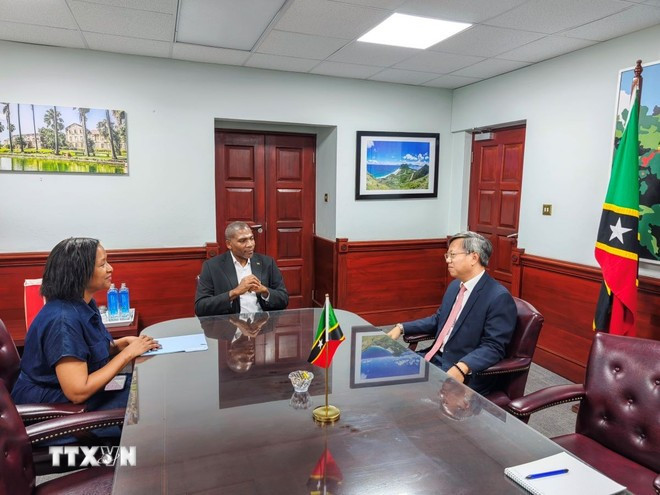 Le Premier ministre Terrance Drew (au milieu) reçoit l’ambassadeur du Vietnam à Cuba et à Saint-Kitts-et-Nevis, Lê Quang Long. Photo: VNA