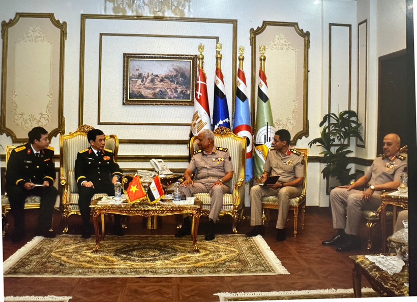Le général Phan Van Giang (2e, à gauche), ministre vietnamien de la Défense, et son homologue égyptien, le général Abdel Mageed Saqr. Photo: VNA