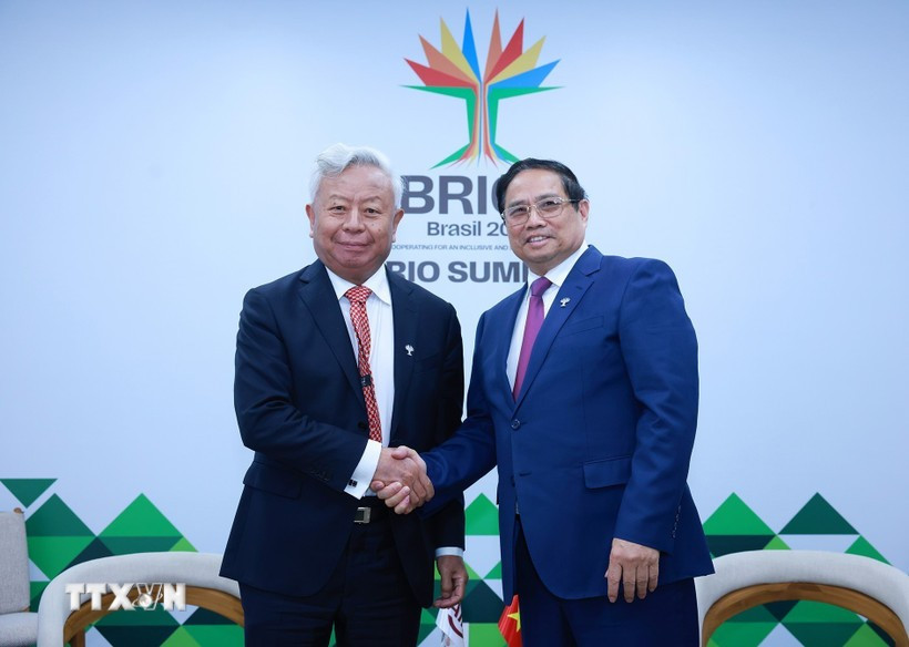 Le Premier ministre Pham Minh Chinh (droite) rencontre le président de la BAII, Jin Liqun. Photo: VNA