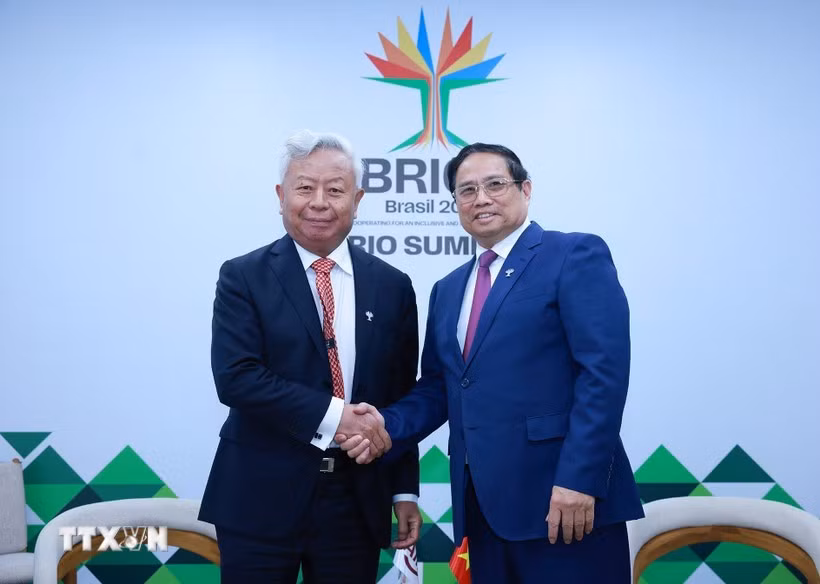 Le Premier ministre Pham Minh Chinh (droite) rencontre le président de la BAII, Jin Liqun. Photo: VNA