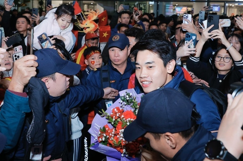Le joueur Dinh Bac est accueilli à l'aéroport international de Noi Bai par des supporters. Photo : Minh Quyet - VNA