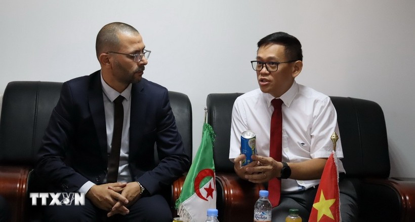 L’ambassadeur du Vietnam en Algérie, Trân Quôc Khanh (droite), et Abdelkader Toumi, président de la Chambre de commerce et d'industrie de la province de Batna. Photo: VNA