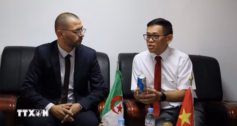 L’ambassadeur du Vietnam en Algérie, Trân Quôc Khanh (droite), et Abdelkader Toumi, président de la Chambre de commerce et d'industrie de la province de Batna. Photo: VNA