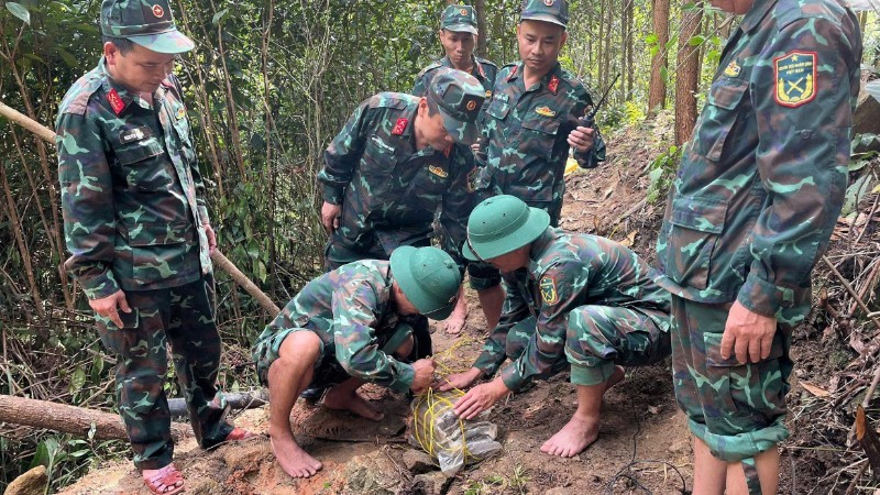 Les forces de génie de Dà Nang neutralisent avec succès la bombe de 220 kg datant de la guerre. Photo: Commandement militaire de la ville de Dà Nang
