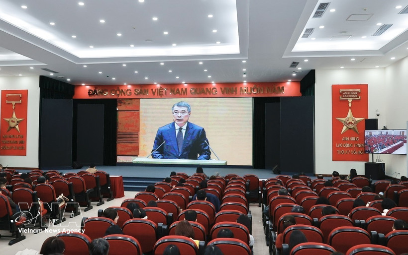 Le Minh Hung, membre du Bureau politique, secrétaire du Comité central et chef de la Commission d’organisation du Comité central, s'exprime à la conférence. Photo: VNA