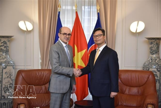 L’ambassadeur du Vietnam en France, Trinh Duc Hai (droite), présente les copies figurées de ses lettres de créance à Mathieu Carmona, directeur adjoint à la Direction du protocole d’État et des événements diplomatiques. Photo: VNA