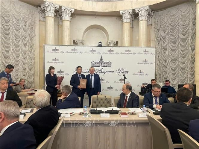L'académicien Gennedy Kraniskov, président de l'Académie des sciences de Russie et Héros du Travail de Russie (droite) remet le titre d'académicien professeur au professeur et académicien Châu Van Minh. Photo : VNA 