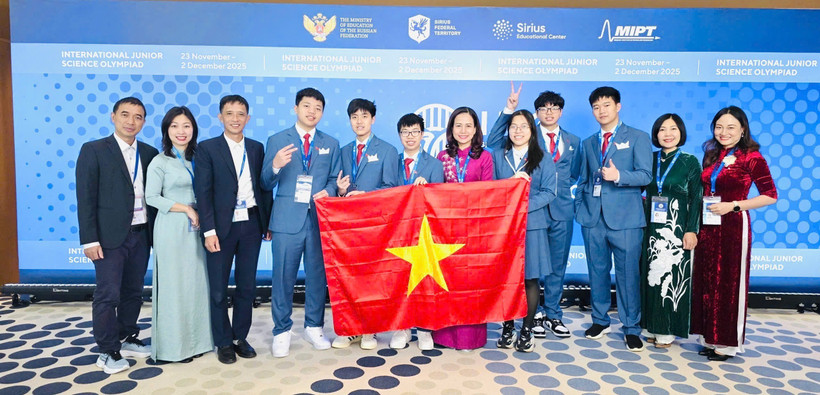 Les six élèves hanoïens représentant le Vietnam aux Olympiades internationales junior des sciences (IJSO) 2025, tenues en Russie, remportent chacun une médaille. Photo: VNA
