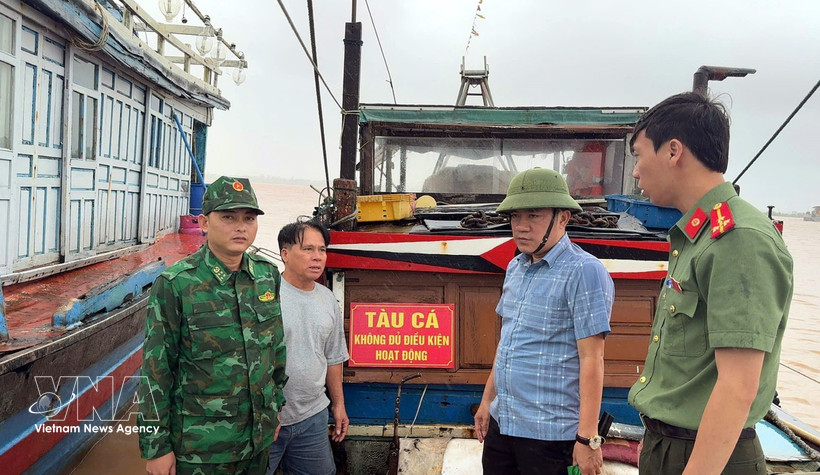 Les autorités de la province de Quang Tri inspectent régulièrement les navires de pêche opérant en mer. Photo : VNA 