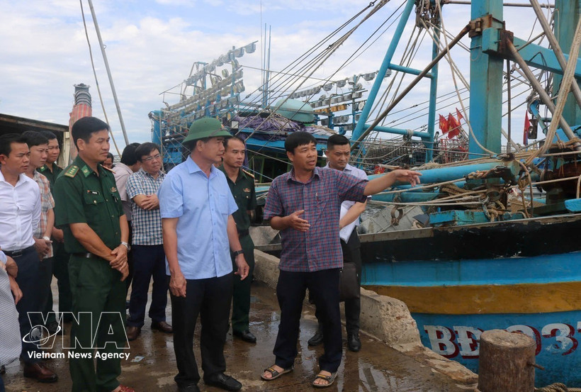Des responsables de la province de Dak Lak inspectent les travaux de prévention et de lutte contre la pêche INN au port de pêche de Phu Lac. Photo : VNA