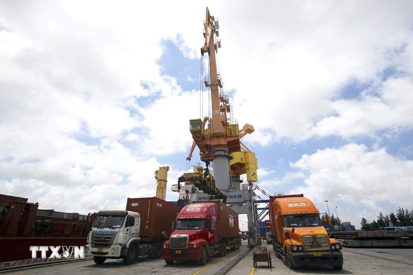 Des camions transportent des marchandises à l'exportation au port de Tan Vu, à Hai Phong. Photo : VNA