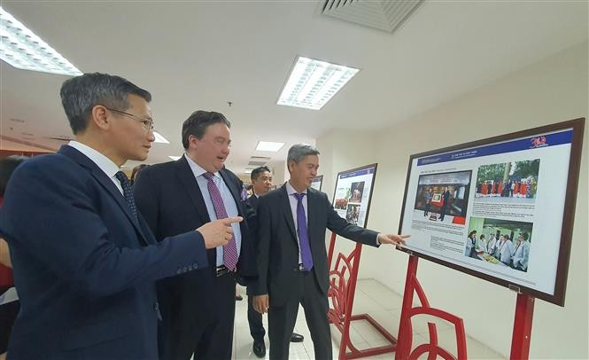 Le vice-ministre de l'Intérieur Cao Huy (gauche) et l'ambassadeur des Etats-Unis au Vietnam Marc Knapper contemplent des photos à l'exposition. Photo: VNA