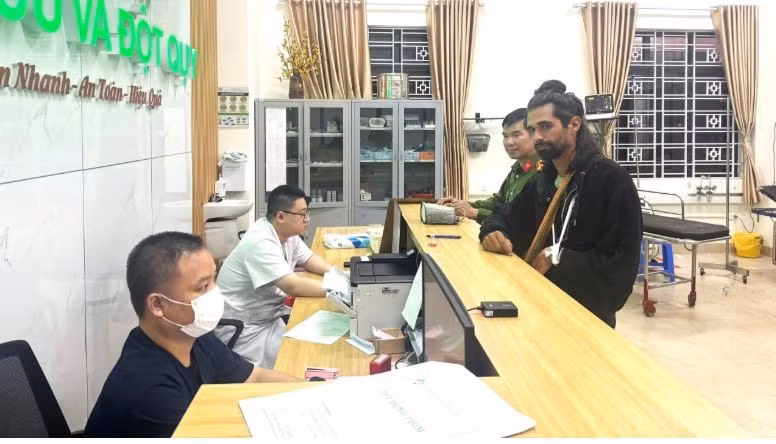 Albert a été conduit par la police de la commune de Y Tý à l'hôpital général provincial n° 2 de Lao Cai. Photo : baolaocai.vn