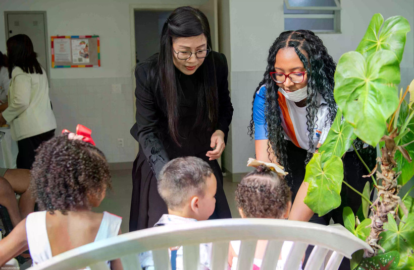 L'épouse du Premier ministre vietnamien, Mme Lê Thi Bich Trân, visite le centre social Dona Meca. Photo: VNA