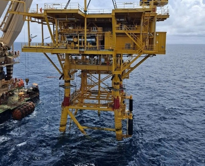 Le navire-grue Hoang Sa installe la structure supérieure de la plateforme de production offshore BK-24. Photo: nangluongvietnam.vn