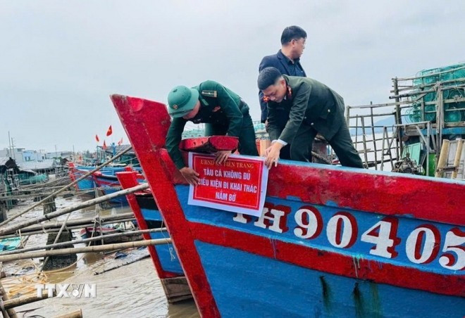 Les autorités des provinces côtières contrôlent les activités des navires de pêche qui ne respectent pas les exigences en matière d'opérations de pêche. Photo : VNA