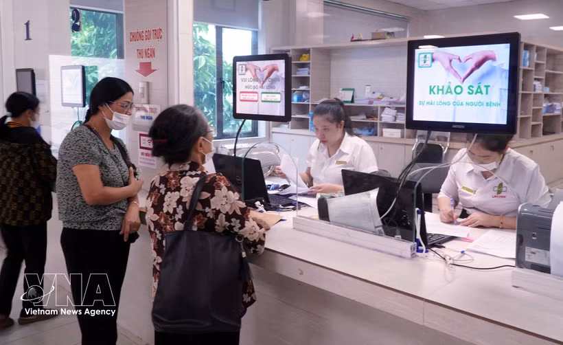 Paiement des frais à l'hôpital général de Lam Hoa à Thai Binh. Photo: VNA