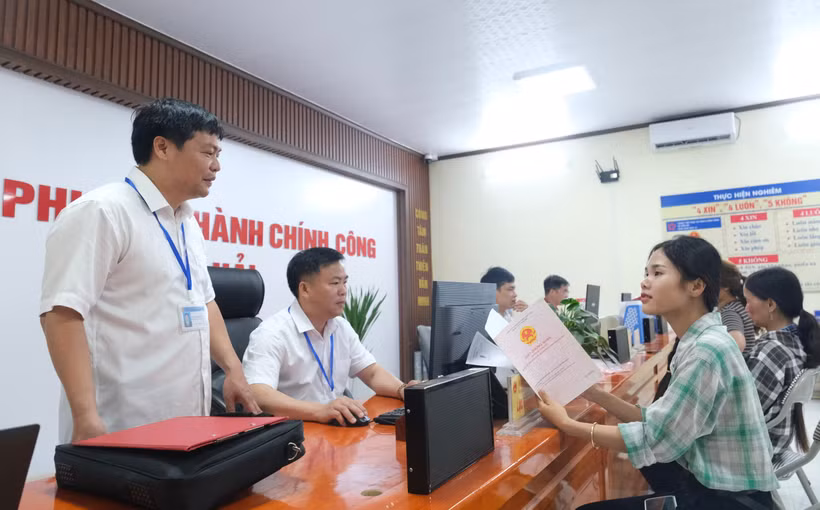 Le gouvernement vietnamien promulgue huit résolutions successives visant à simplifier, décentraliser et alléger les procédures administratives ainsi que les conditions encadrant les activités commerciales. Photo: VNA
