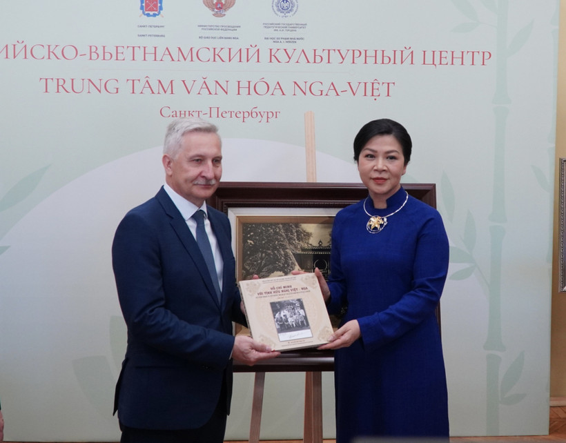 Mme Ngô Phuong Ly, épouse du secrétaire général du Parti communiste du Vietnam Tô Lâm, remet un cadeau de souvenir au représentant du Centre culturel russo-vietnamien à Saint-Pétersbourg. Photo: VNA