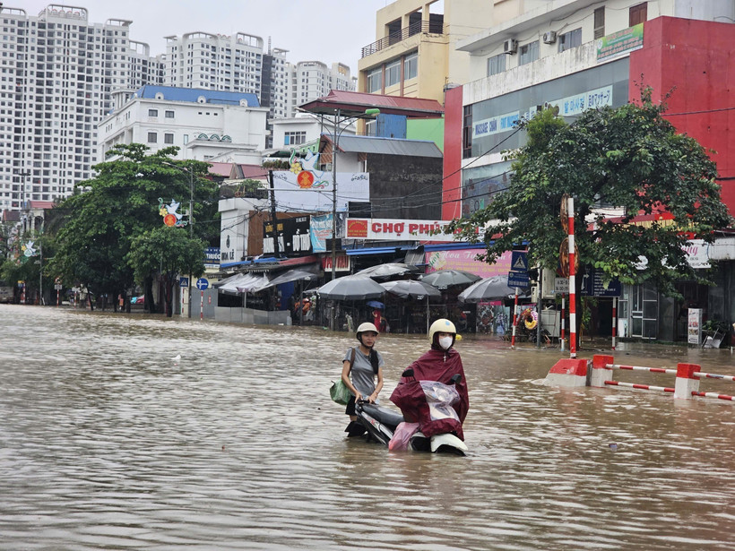 La circulation est difficile au carrefour Phu Thai-Quang Trung, dans le quartier de Phan Dinh Phung, à Hanoï. Photo : VNA