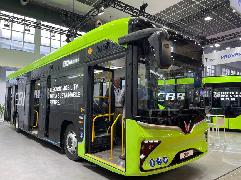 Le modèle de bus électriques de Vinfast, EB12, est présenté à l'exposition. Photo: VNA