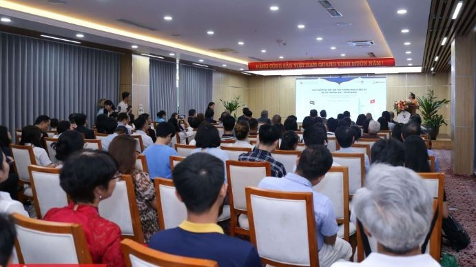 Colloque sur la promotion de la coopération commerciale et de l’investissement sur les marchés des Émirats arabes unis et du Moyen-Orient. Photo : Tapchicongsan 