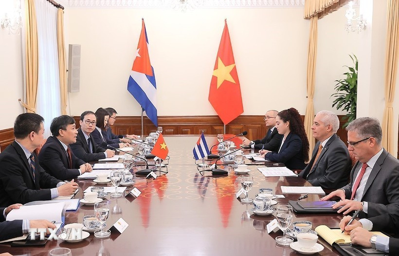 Le vice-ministre permanent des Affaires étrangères, Nguyen Minh Vu, et le premier vice-ministre cubain des Affaires étrangères, Gerardo Penalver Portal, coprésident la 8e consultation politique entre les ministères des Affaires étrangères des deux pays, le 24 juillet 2025, à Hanoï. Photo : VNA