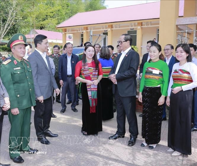 Le vice-président de l'Assemblée nationale, Tran Quang Phuong, inspecte les conditions de vote au bureau de vote n° 10, village de Tan Thanh. Photo : VNA