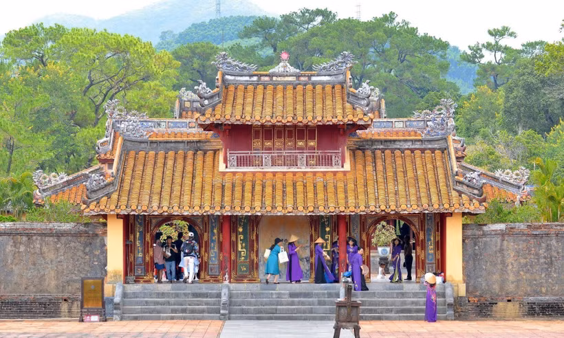 Des touristes visitent les sites emblématiques de la ville de Huê. Photo : VNA