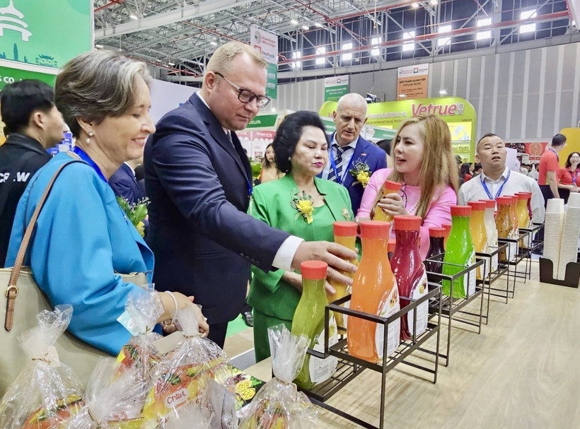 Des délégués visitent les stands d'exposition. Photo: VNA
