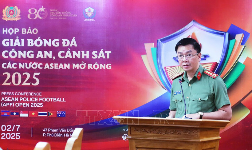 Le colonel Pham Kim Dinh s'exprime à la conférence de presse. Photo: VNA