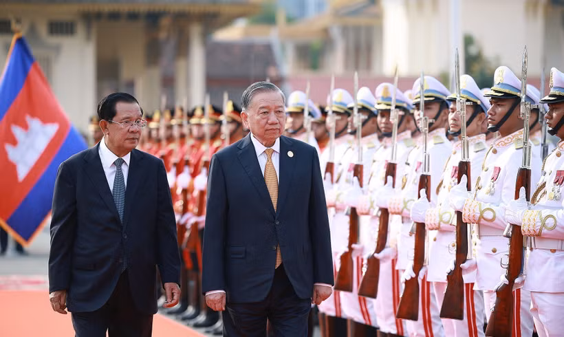 Le secrétaire général du PCV To Lam (droite) et Samdech Techo Hun Sen passent en revue la garde d'honneur de l'Armée royale cambodgienne. Photo : VNA