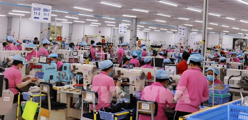 Fabrication de chaussures destinées à l'exportation au pôle industriel Vinh Hoa Hung Nam dans la province de Kien Giang. Photo : VNA